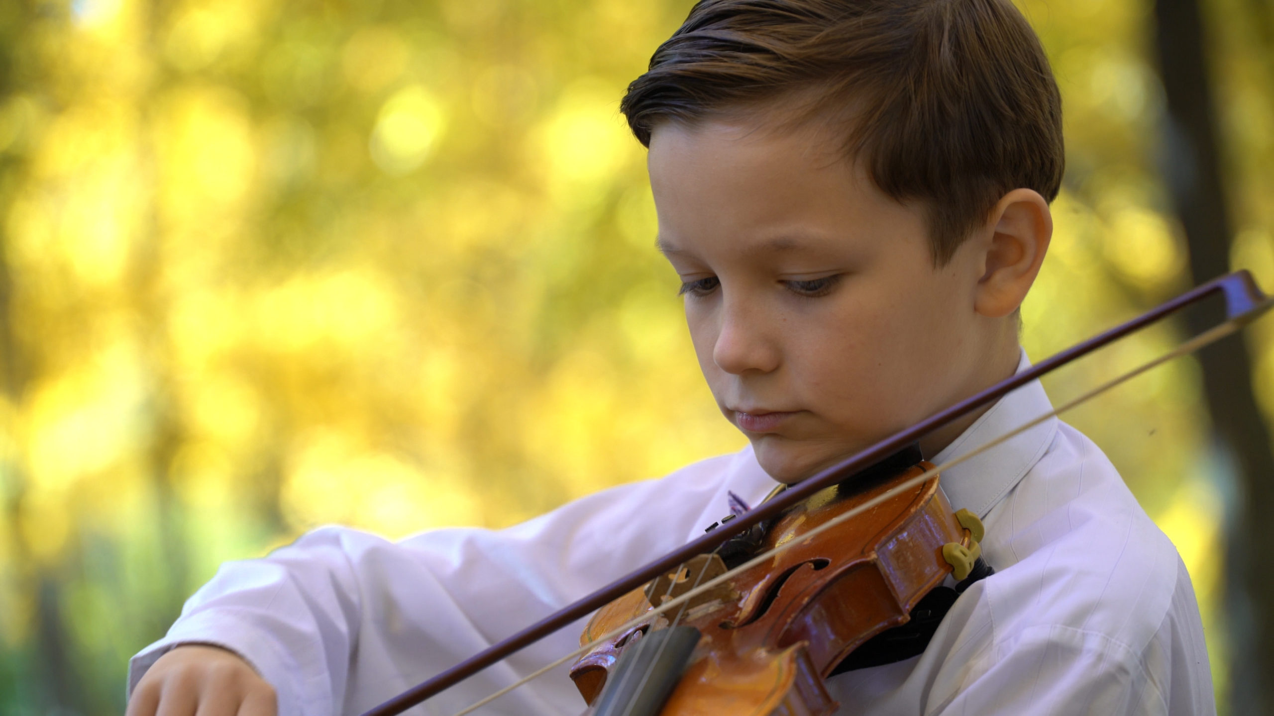 Старший брат скрипки. Мальчик играет на скрипки с кудрями. Еврейский мальчик играет на скрипке картинки.