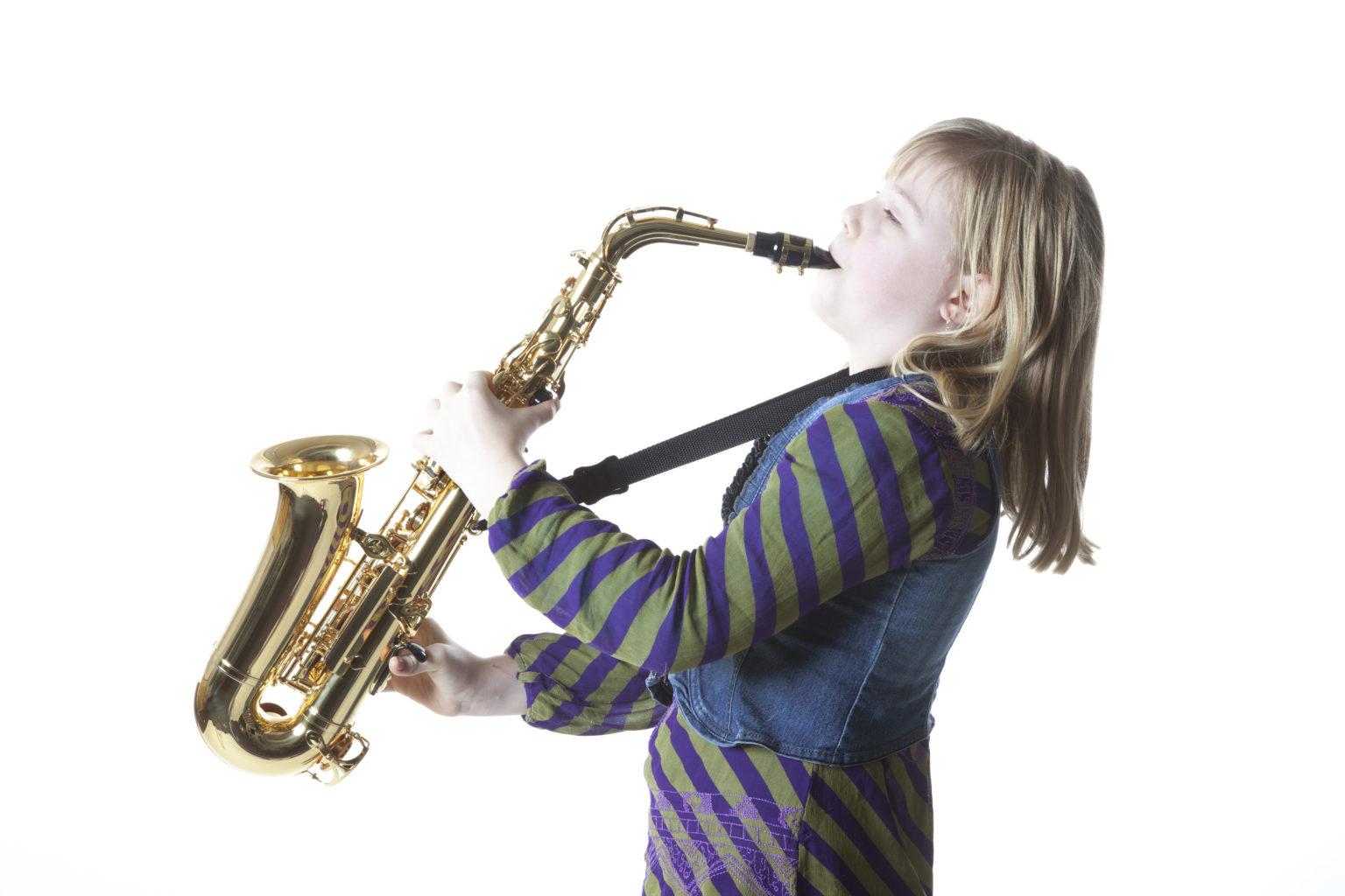 Девушка на саксофоне в студии. Человек с саксофоном. Ребенок играет на саксофоне фото.