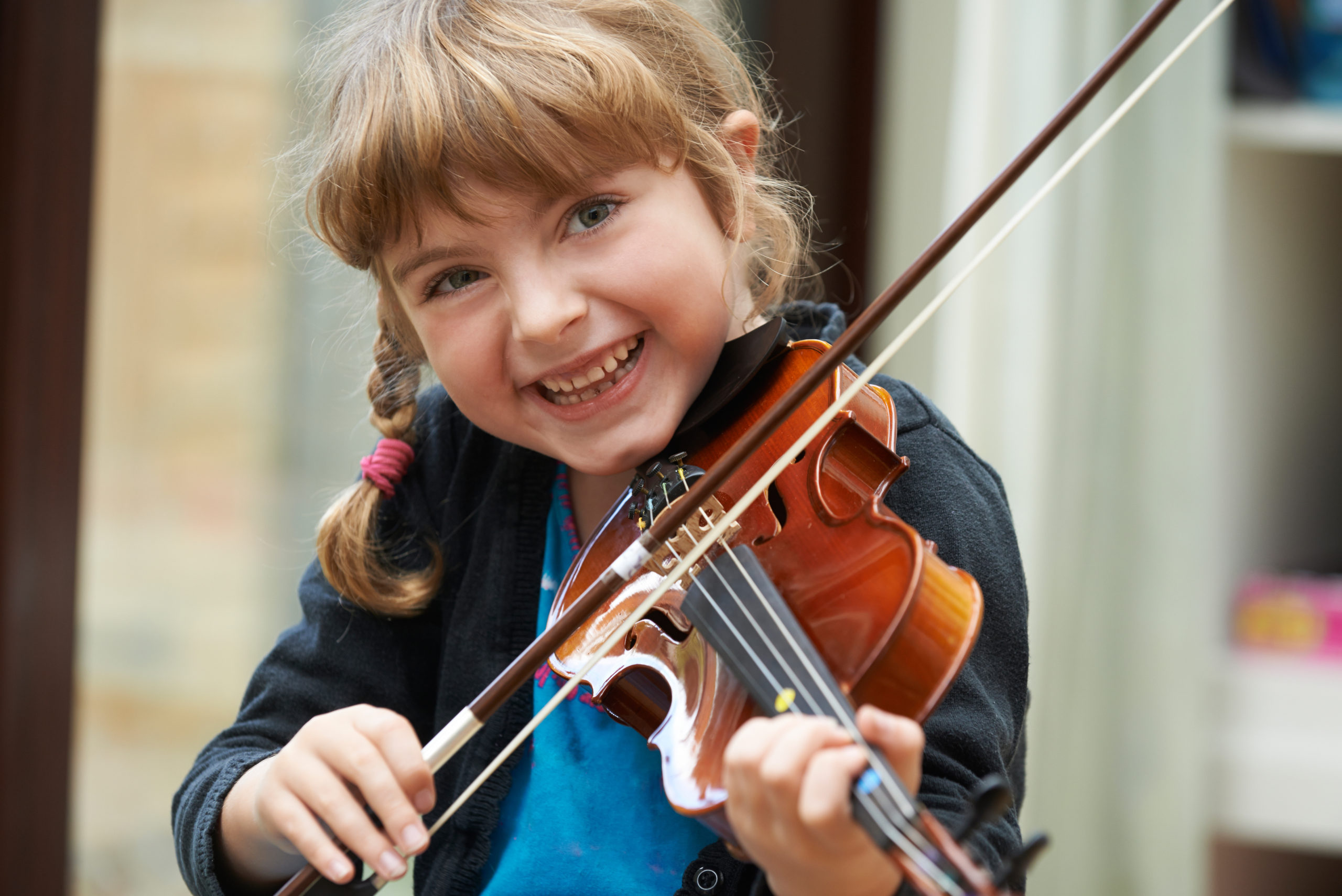 Можно ли научиться на скрипке. Музыкальные инструменты для детей. Дети играют на инструментах. Скрипка для детей. Игра на музыкальных инструментах.
